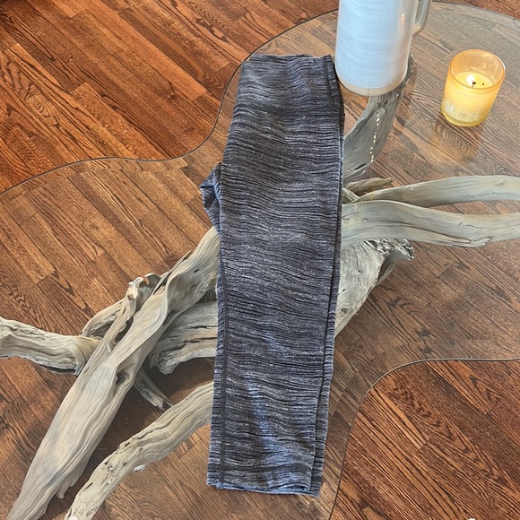 Lulu lemon size 10 Capri yoga pants - Picture 3 of 3